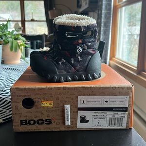 Bogs Toddler Size 7 Sharks